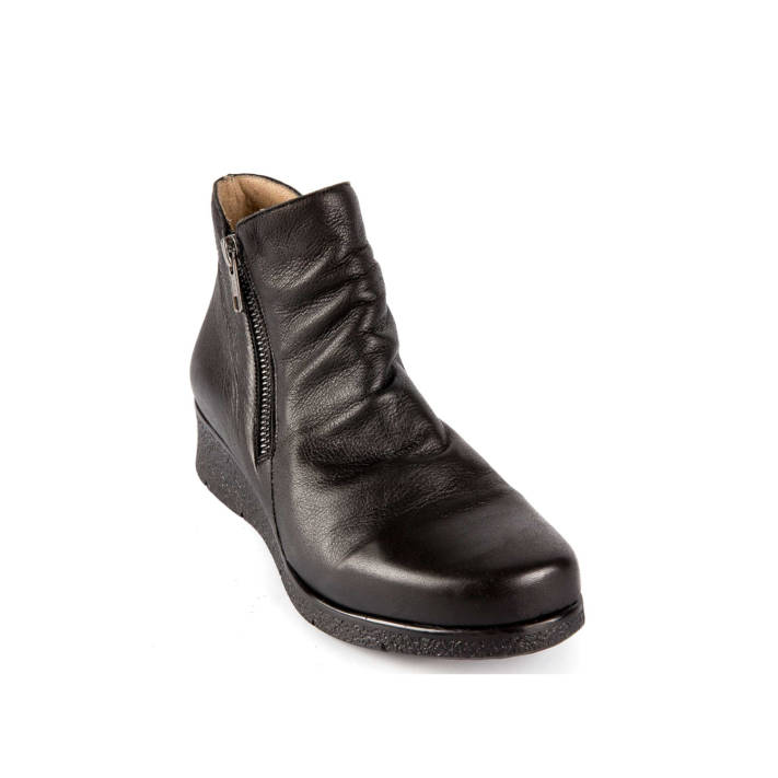 Μαύρο δερμάτινο μποτάκι με πλατφόρμα