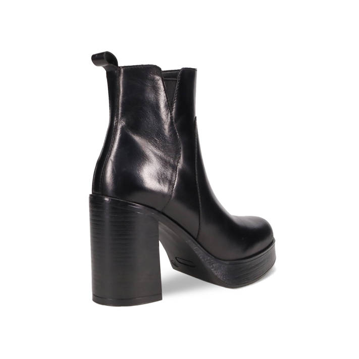 Μαύρο δερμάτινο μποτάκι