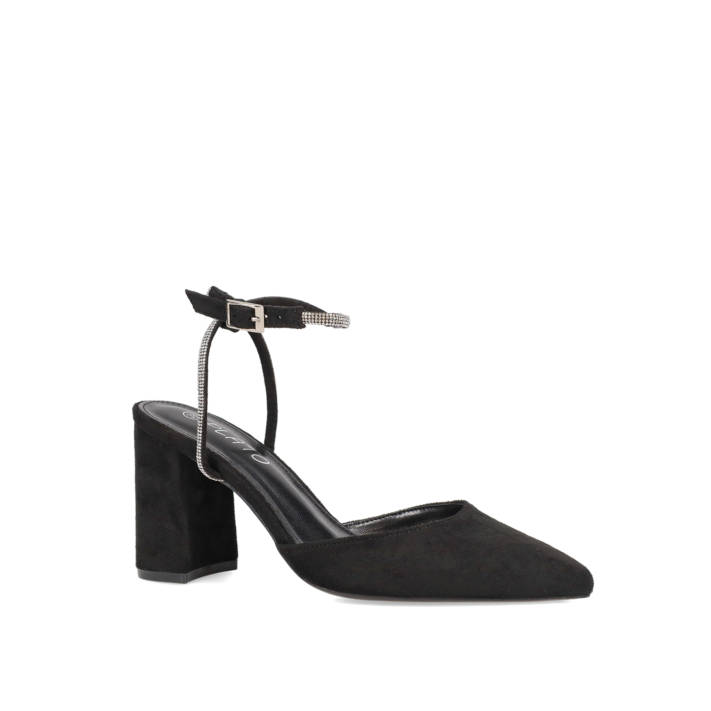 Black pointy pump