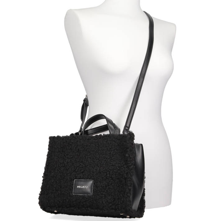 Μαύρη γούνινη τσάντα χειρός