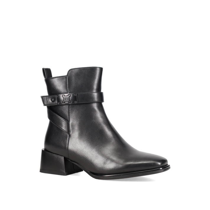 Μαύρο μποτάκι