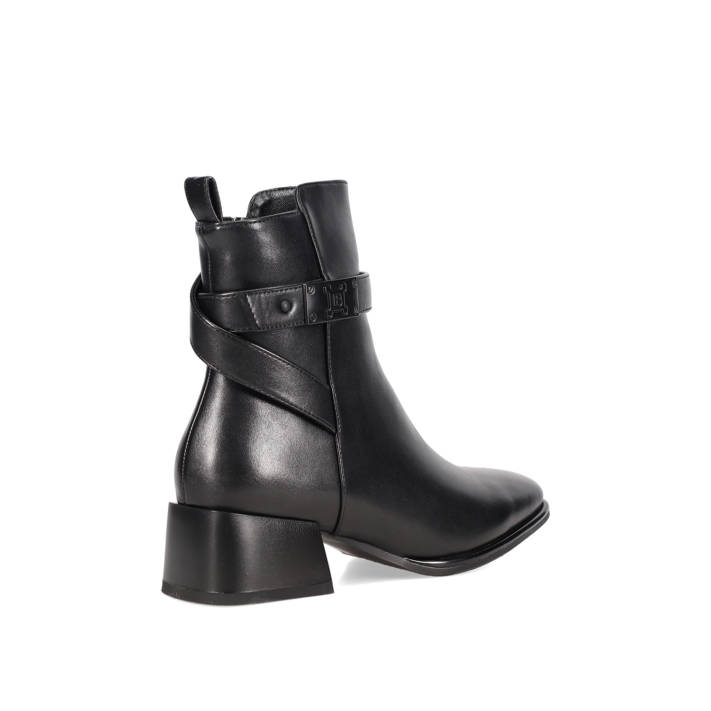 Μαύρο μποτάκι