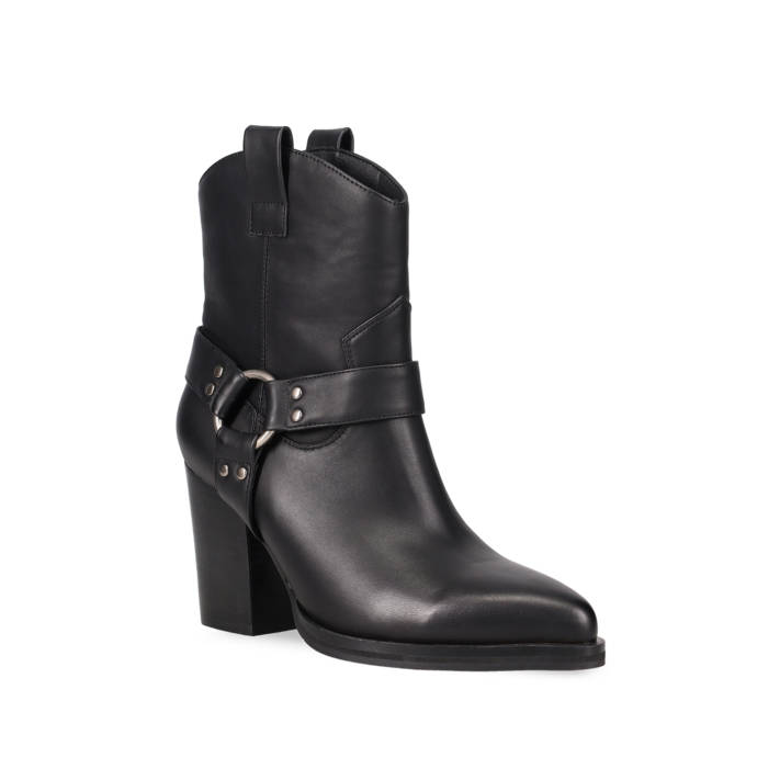Black western boot
