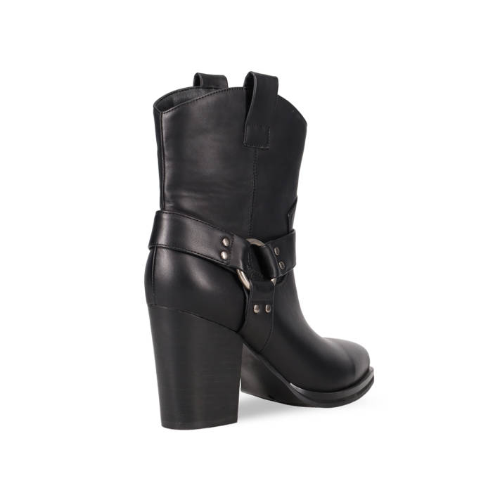Black western boot