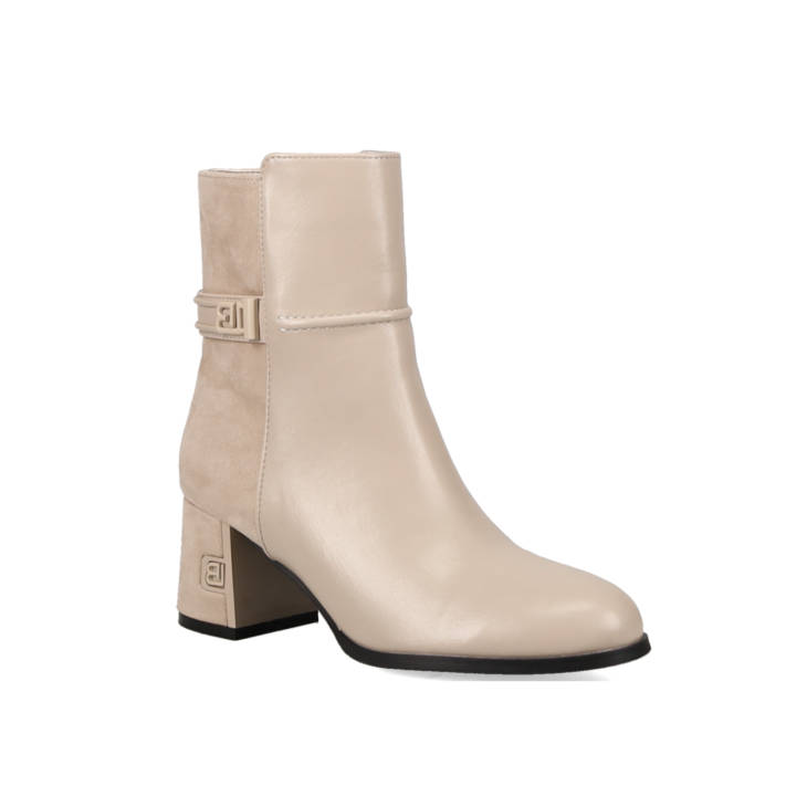 Εκρού μποτάκι