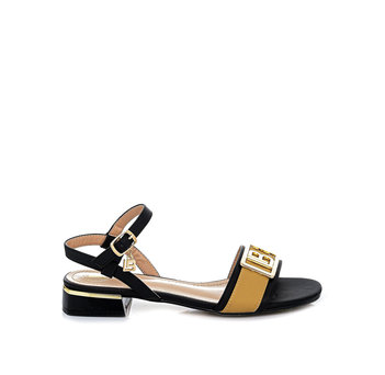 Black sandal with buckle