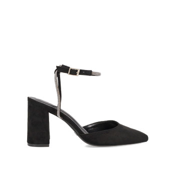Black pointy pump
