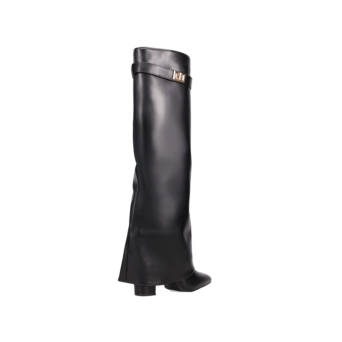 Black boot with gaiter