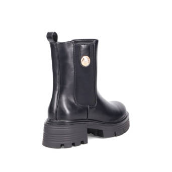 Black chelsea bootie