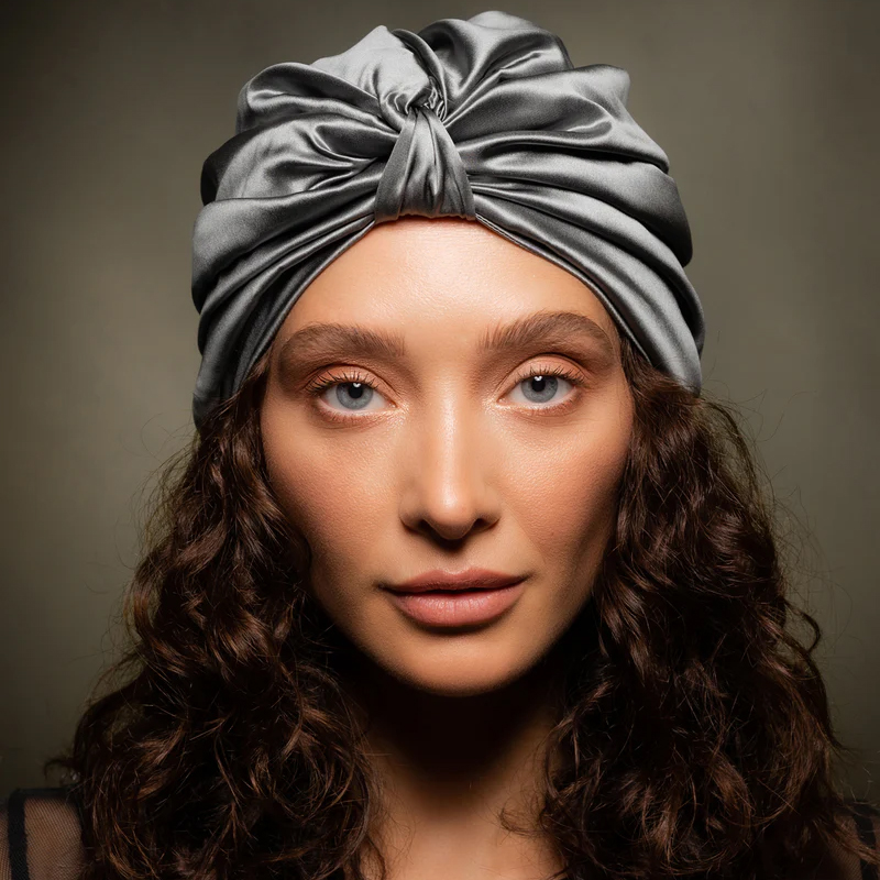 Γκρι μεταξωτό τουρμπανι φωτογραφία