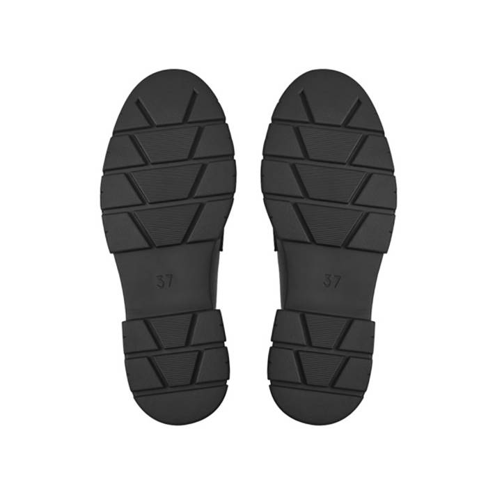 Black chunky loafer