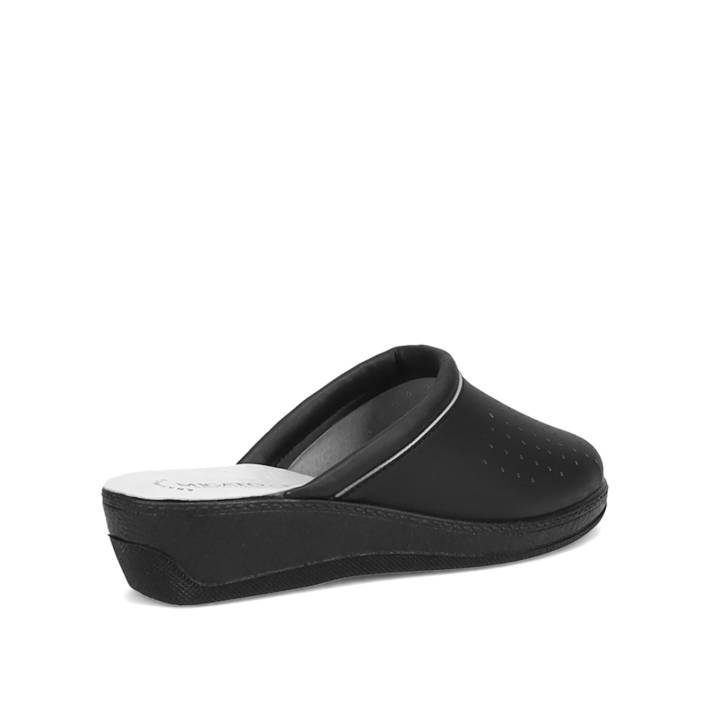 Μαύρη γυναικεία δερμάτινη παντόφλα