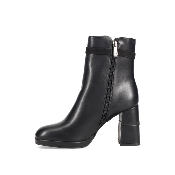 Μαύρο μποτάκι