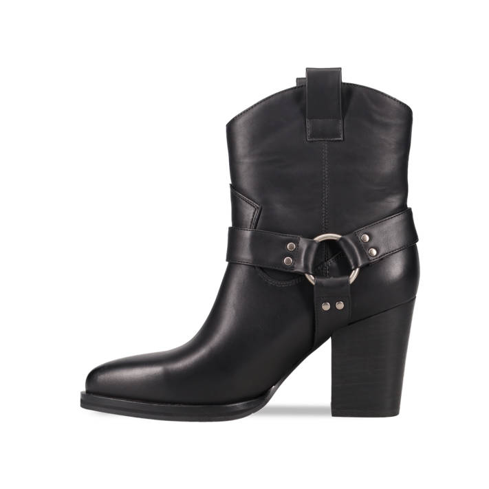 Black western boot