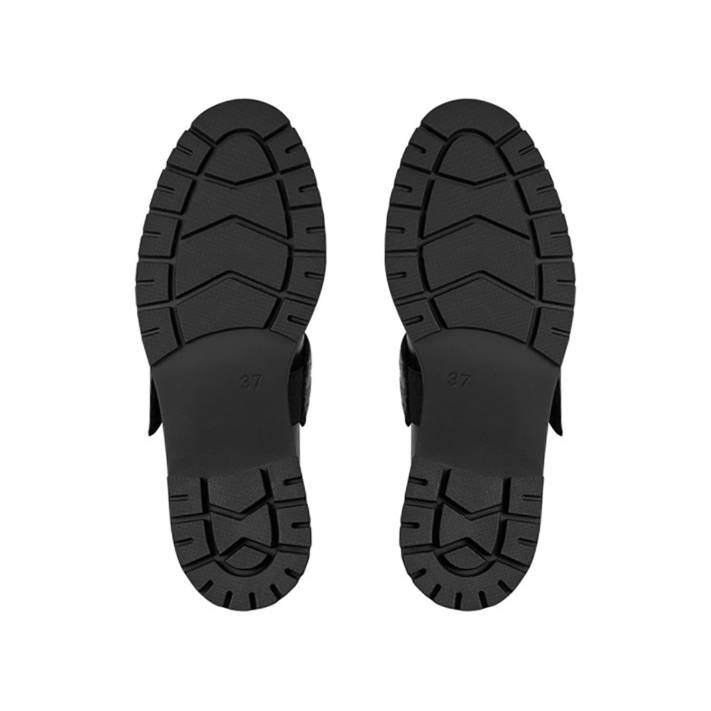 Black ballet flat