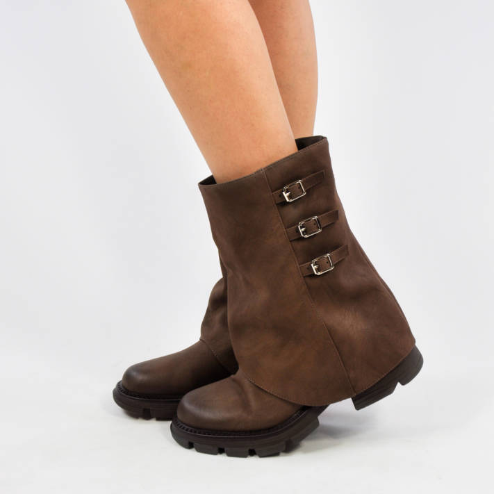 Καφέ μποτάκι με γκέτα