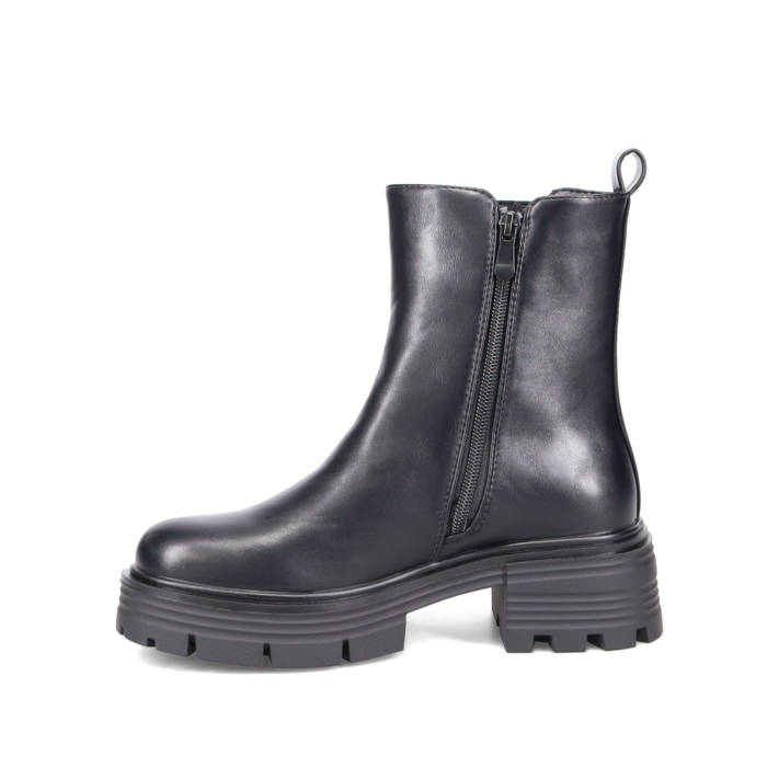 Black chelsea bootie